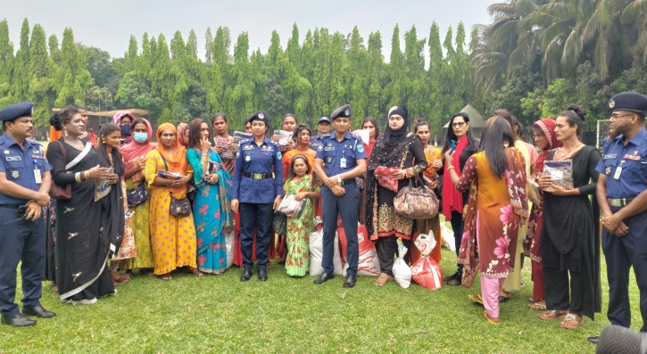 গোপালগঞ্জে তৃতীয় লিঙ্গের জনগোষ্ঠীর মধ্যে ঈদ উপহার বিতরণ করলেন এসপি